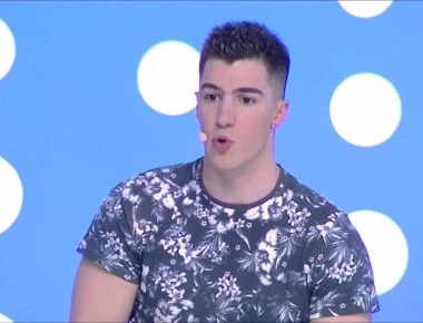 Και όμως το τόλμησε: Ο «Αγάπη Μόνο» ψήφισε με τα βατραχοπέδιλα (βίντεο)